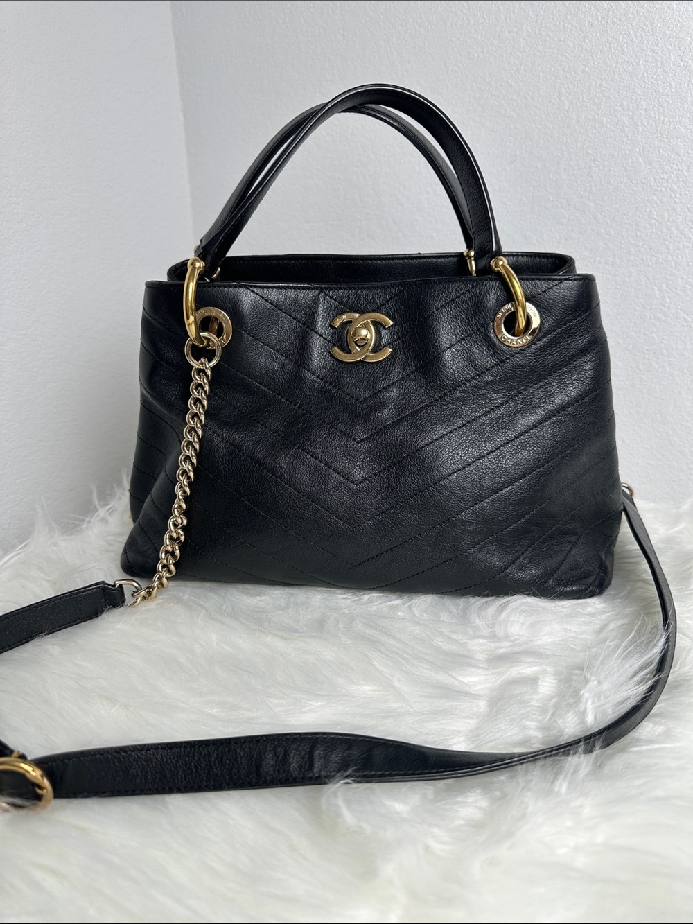 💯Authentic Chanel Chevron Quilted Shoulder Bag – Black Leather & Gold Hardware🍀
